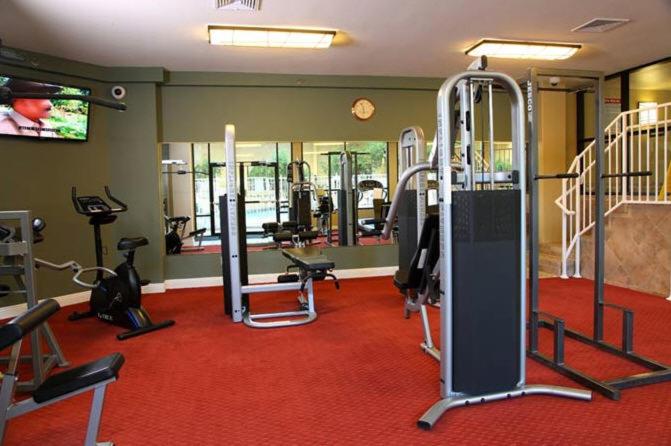 Fitness centrum a/nebo fitness zařízení v ubytování Jockey Club Suites
