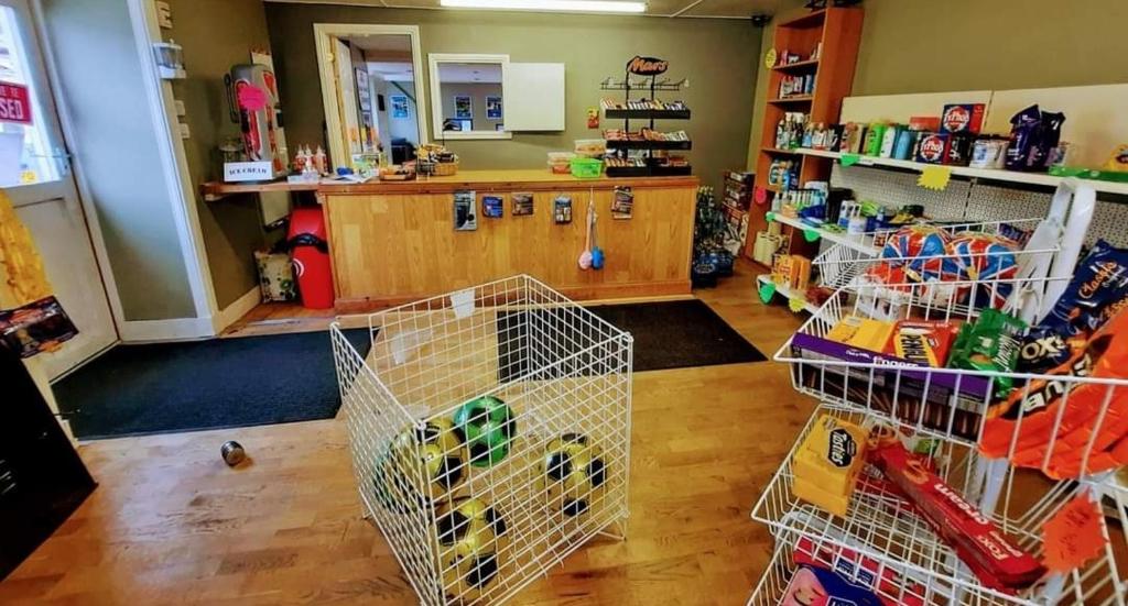 Supermarket nebo jiné obchody v  kempu nebo okolí