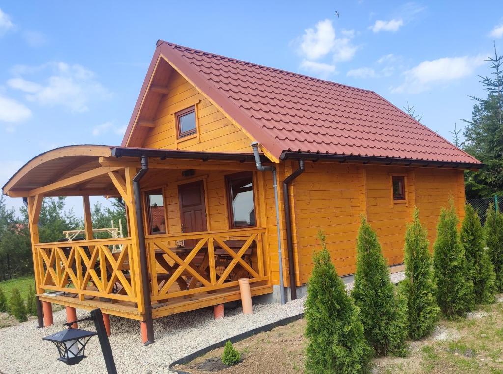 una piccola cabina in legno con tetto rosso di Domki z bali u Ireny Mazury a Ryn