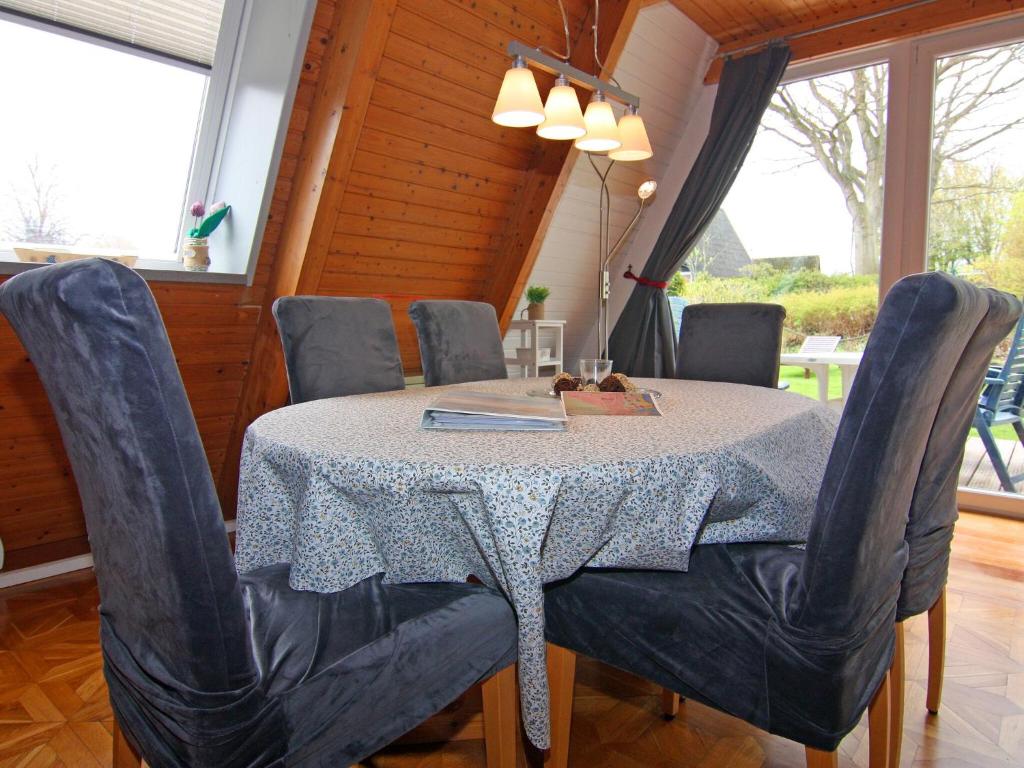 Posezení v ubytování Tent Roof House in Damp near Baltic Sea Beach