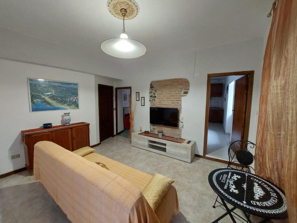 Olivola的住宿－La Casetta di Quercia，带沙发和电视的客厅