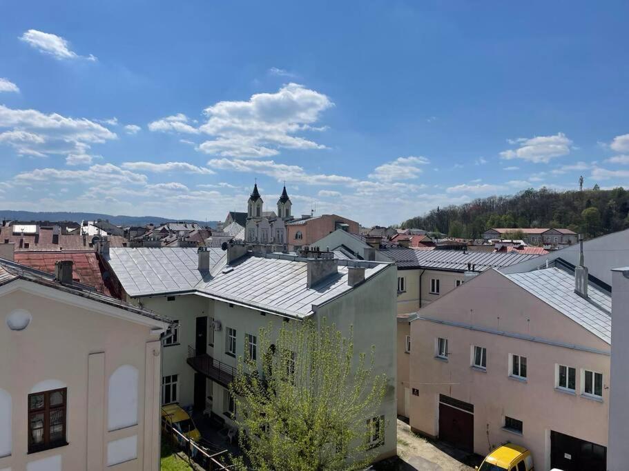 Blick auf eine Stadt mit Dächern von Gebäuden in der Unterkunft Zamkowa in Sanok