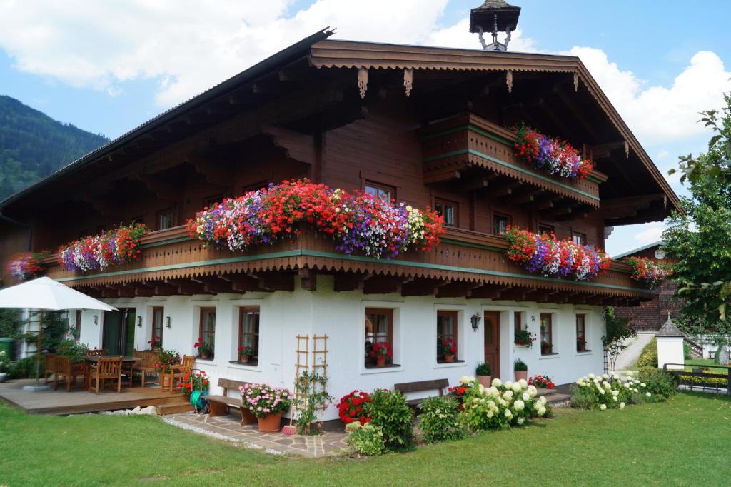une maison avec des fleurs sur son côté dans l'établissement Oberransburg, à Flachau