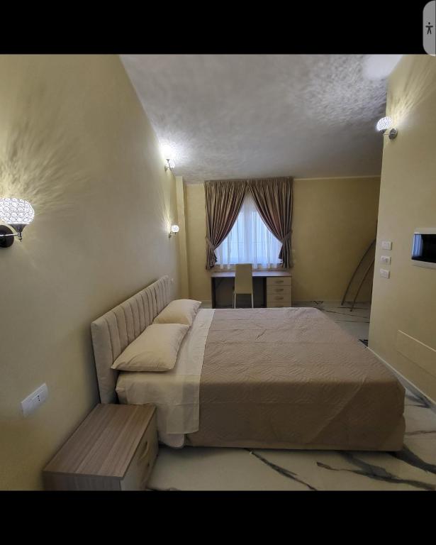 Habitación de hotel con cama y ventana en Residenza San Francesco, en Zungri