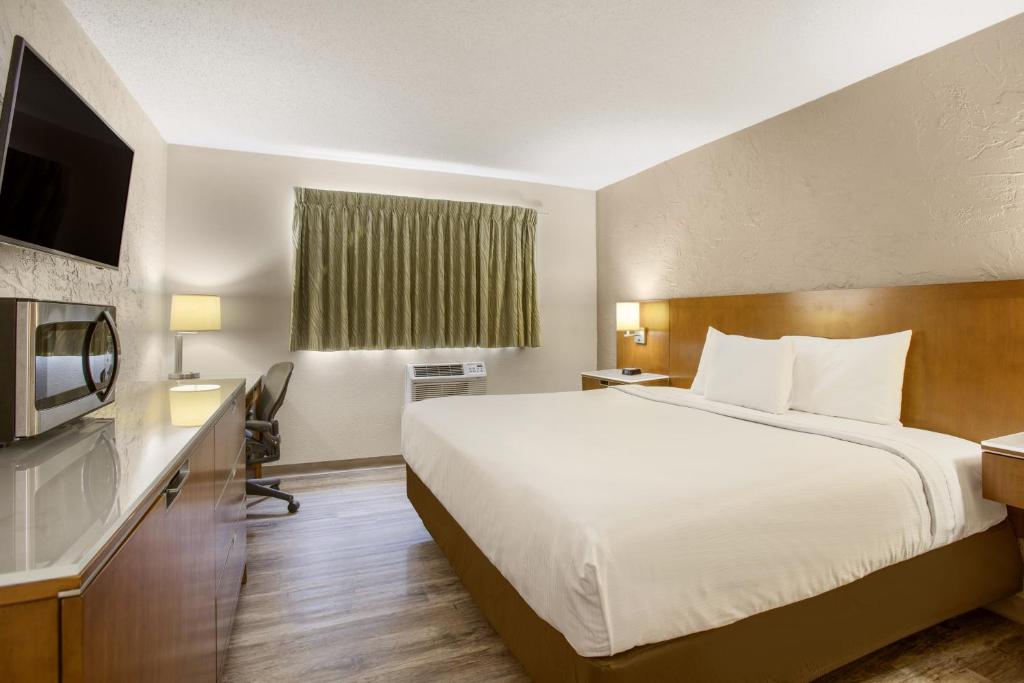 Rodeway Inn & Suites Grand Rapids Southeast photo