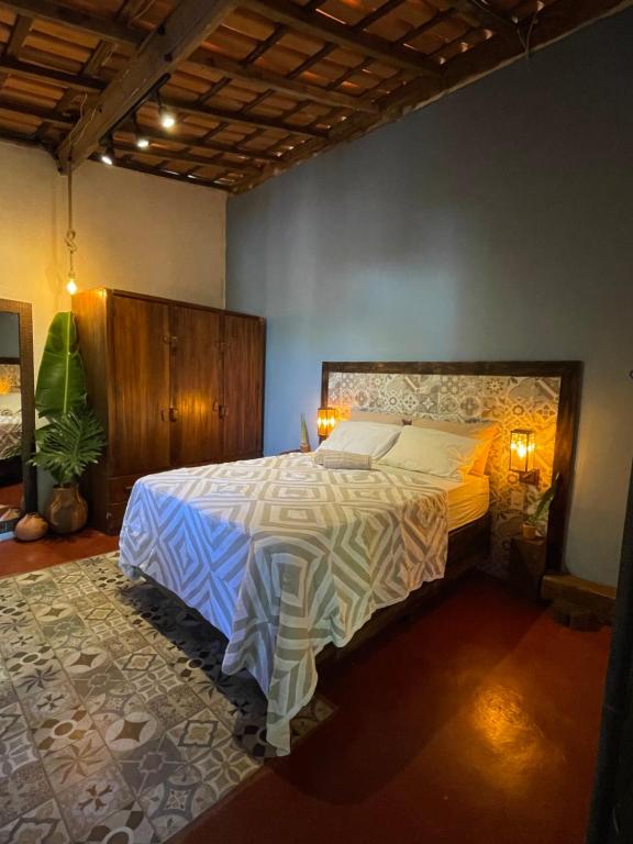 Una cama o camas en una habitación de Casinha do Morro - Centro Histórico