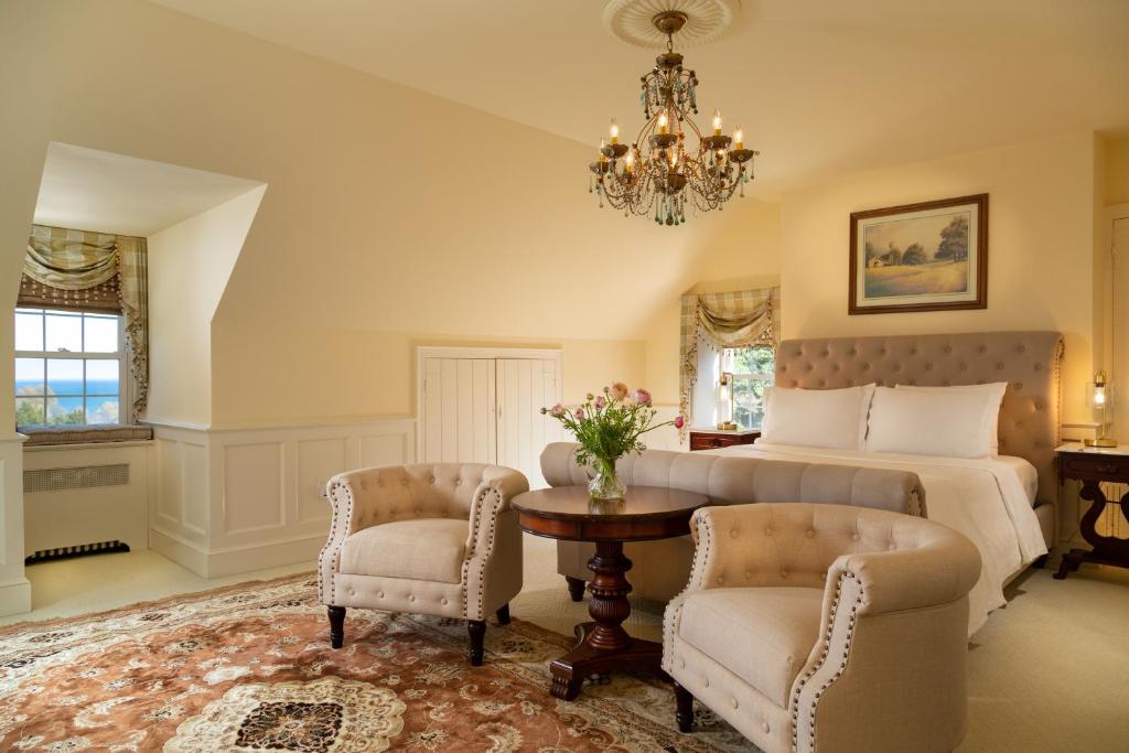 una camera con letto, tavolo e sedie di The Inn at Tacaro Estate 