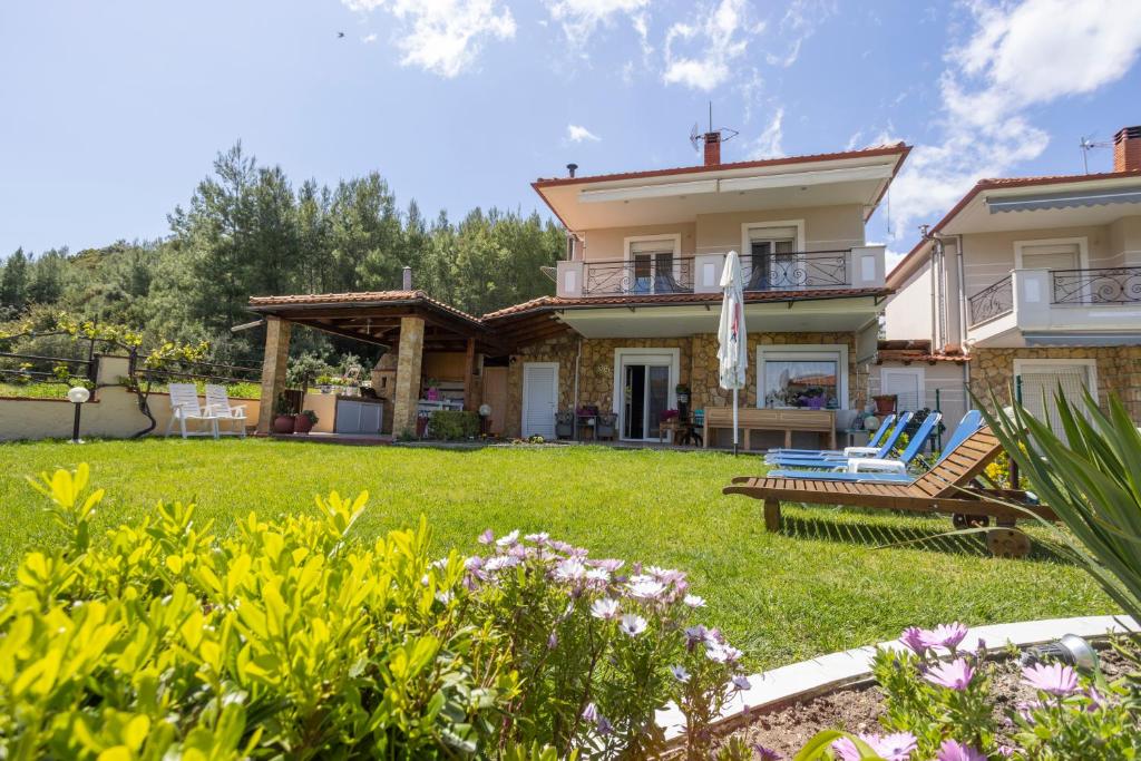 willa z ogrodem z domem w obiekcie Holiday Villa w mieście Pefkochori