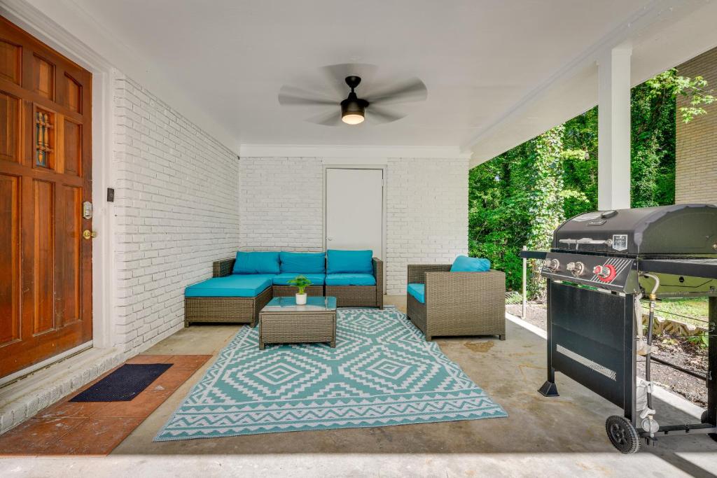 Area tempat duduk di East Point Vacation Rental about 10 Mi to Downtown ATL
