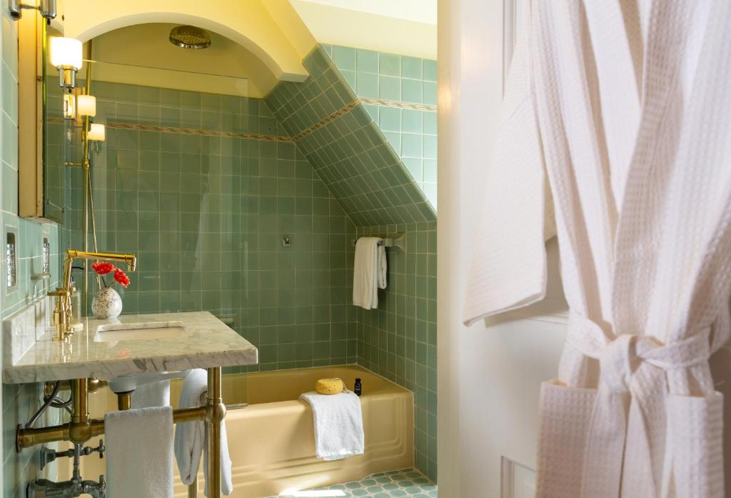 The Inn at Tacaro Estate - Superior Queen Room