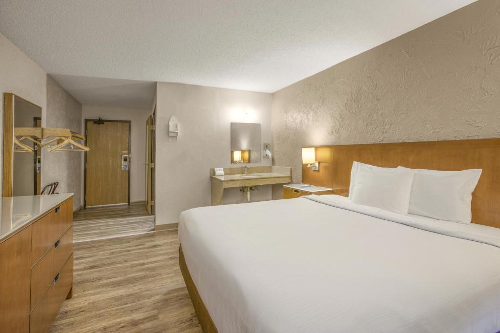 Rodeway Inn & Suites Grand Rapids Southeast photo