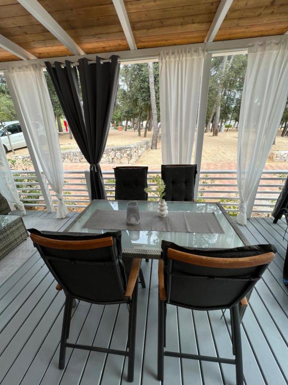 Balkón nebo terasa v ubytování Mobile Homes MaLu