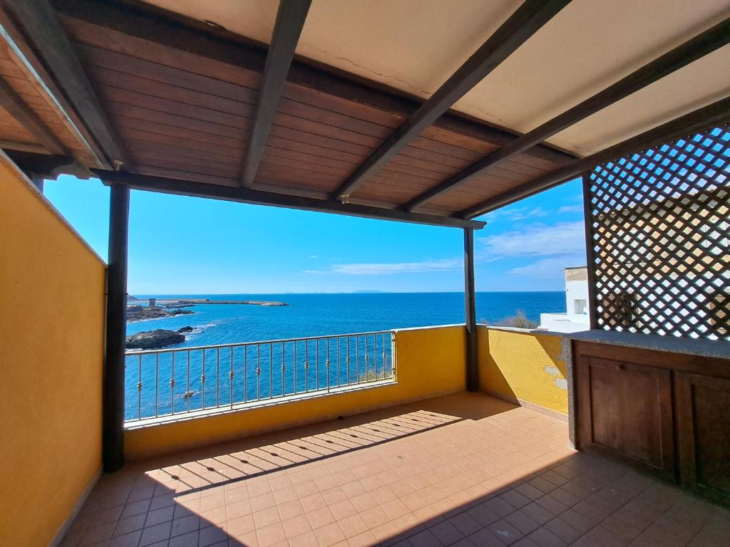カステルサルドにあるCasa Marina di Castelsardoの海が見えるバルコニー