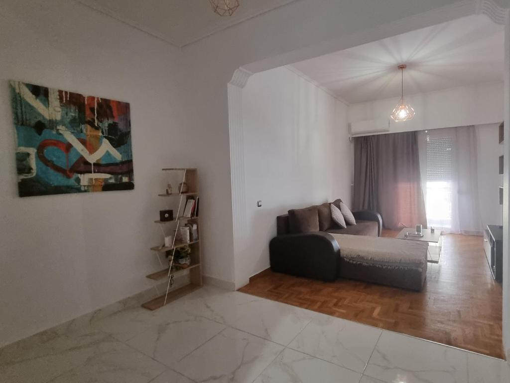 salon z kanapą i stołem w obiekcie Koukaki near the Acropolis Stylish 2 bedroom w Atenach