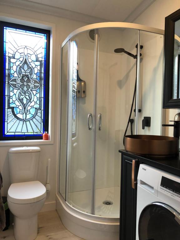 Koupelna v ubytování Luxury Farm Escape Tiny Home New Plymouth-Egmont Village