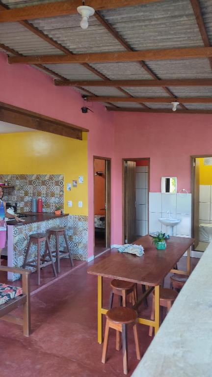cocina con mesa de madera y sillas en una habitación en Casa aconchegante em alter en Alter do Chao