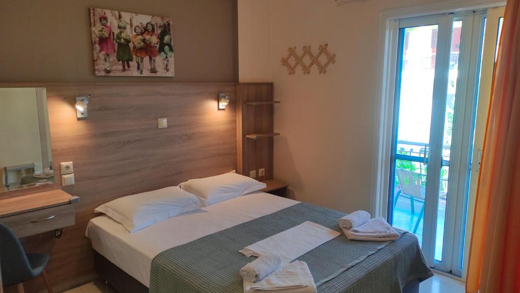 Postel nebo postele na pokoji v ubytování Gogo's - Γωγώ Rooms & Studios