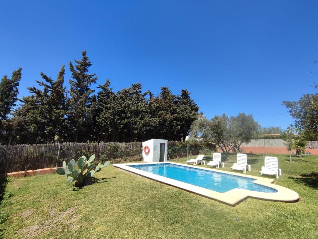 Bazén v ubytovaní Casa Rural El Laurel con piscina privada alebo v jeho blízkosti