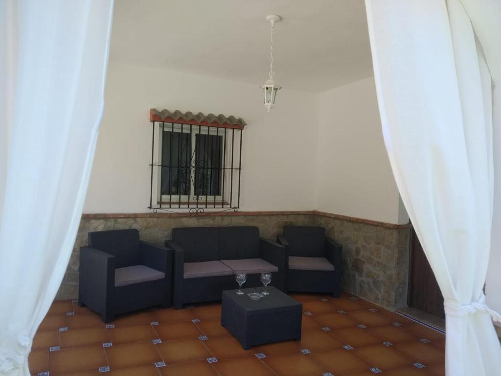 Posedenie v ubytovaní Casa Rural El Laurel con piscina privada