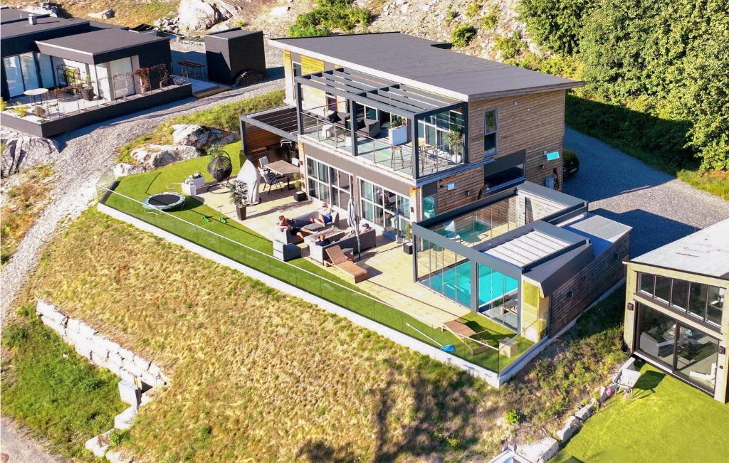 uma vista aérea de uma casa com piscina em Awesome Home In Brevik With Indoor Swimming Pool, Private Swimming Pool And 5 Bedrooms em Brevik