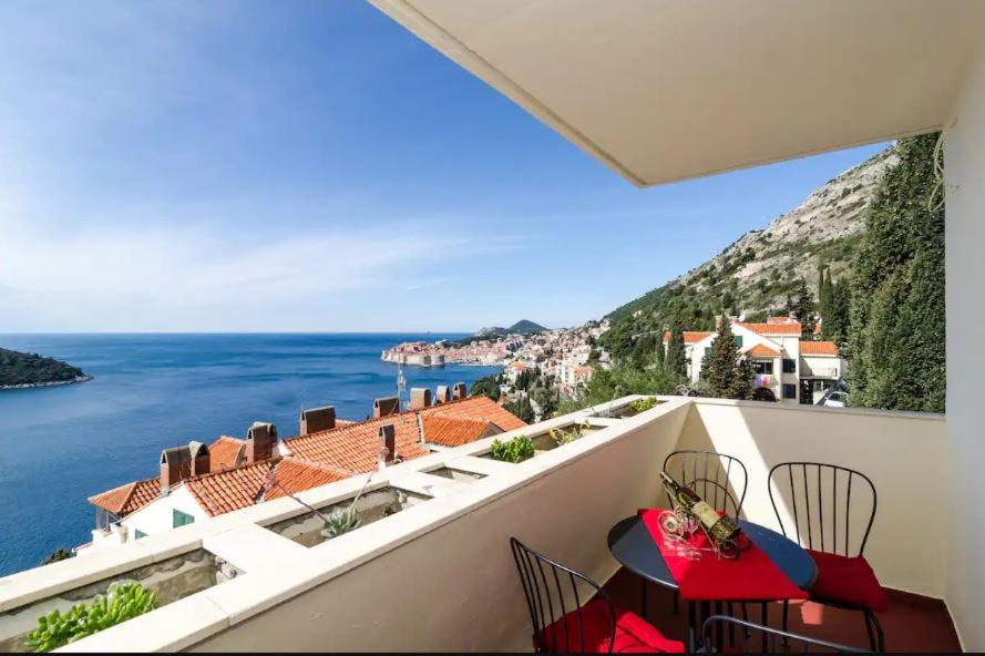 balcón con vistas al océano en Apartment Zlatni Potok - View of the Old Town & 15 Minute Walk to the Center, en Dubrovnik