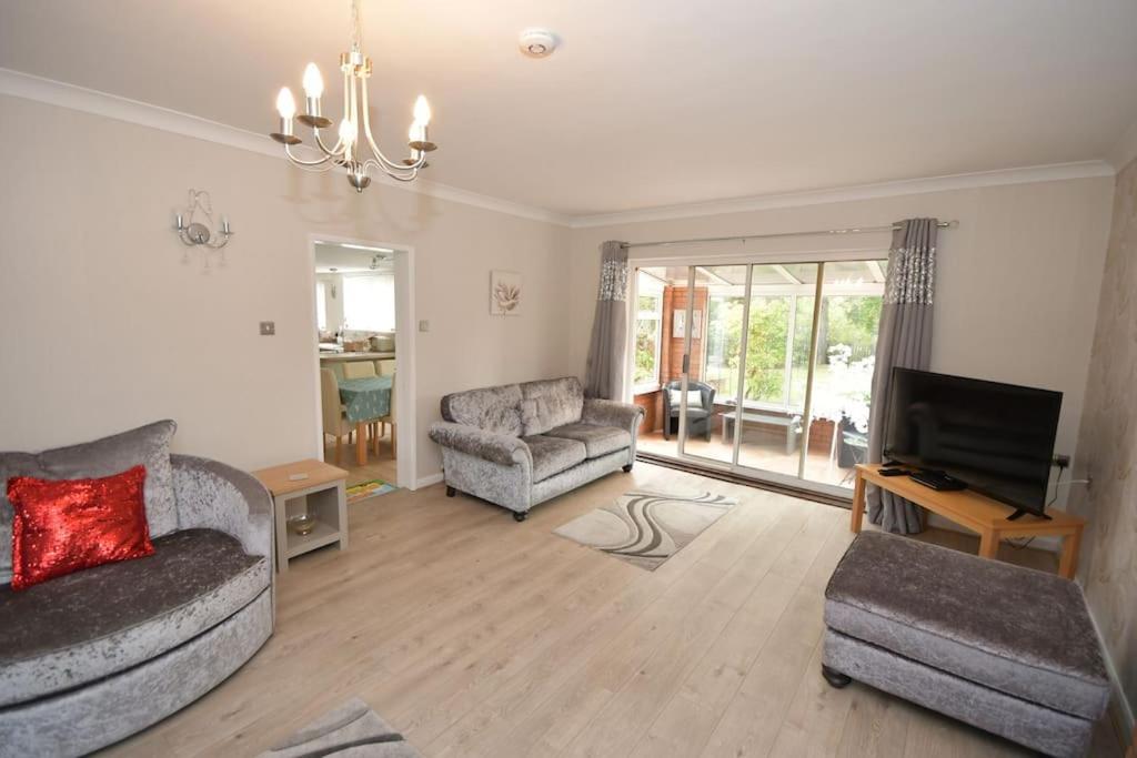 ein Wohnzimmer mit 2 Sofas und einem TV in der Unterkunft Little Hare Lodge - Spacious 2 bedroom attached bungalow in Woodhall Spa
