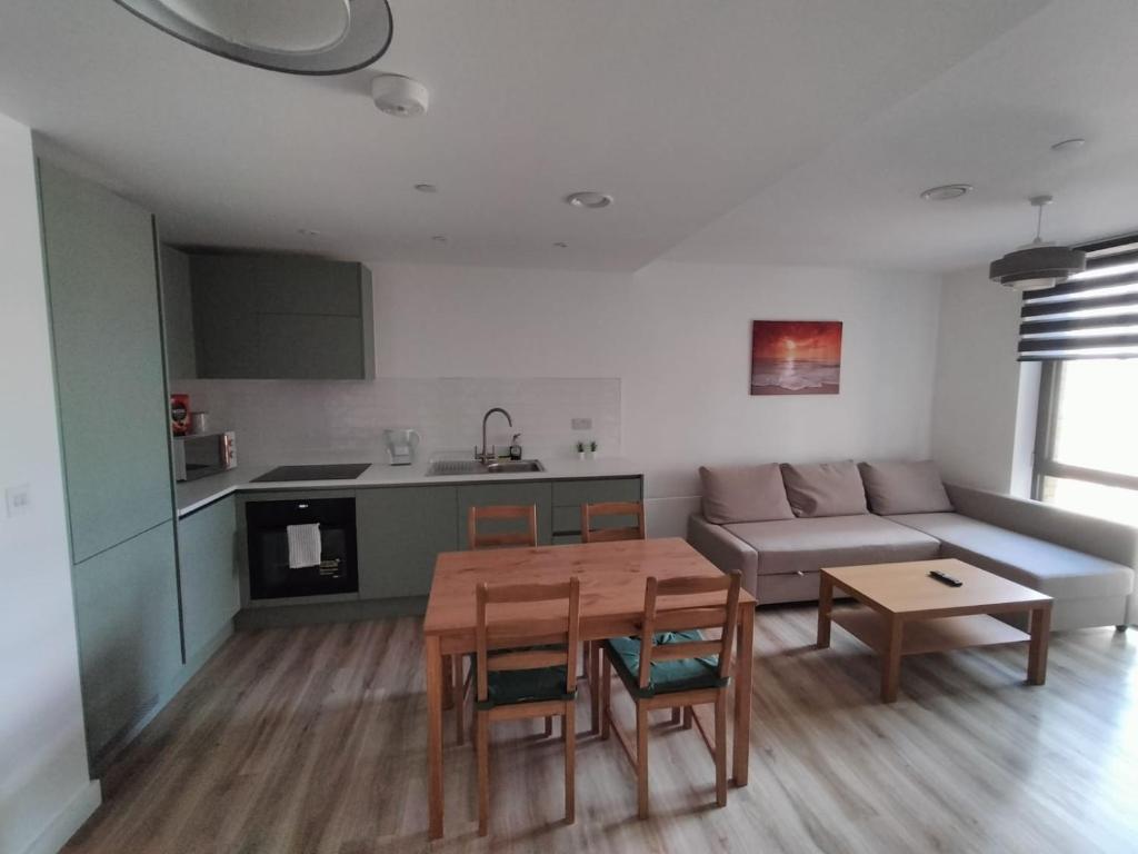 uma sala de estar com um sofá e uma mesa em Lovely Apartment with Free Parking One Bedroom 416 em Luton