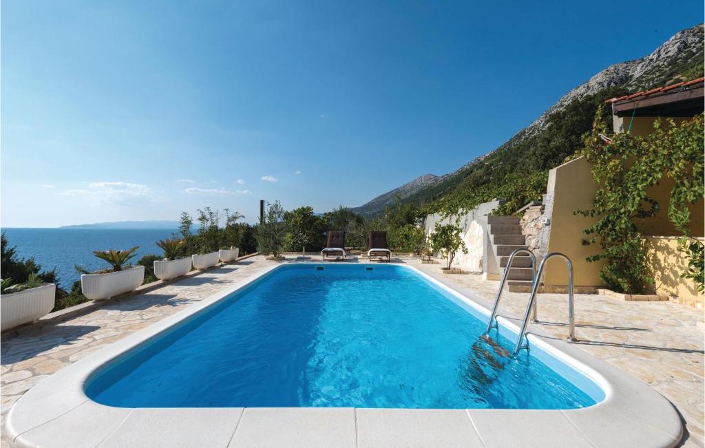 Two-Bedroom Holiday Home In Dingac