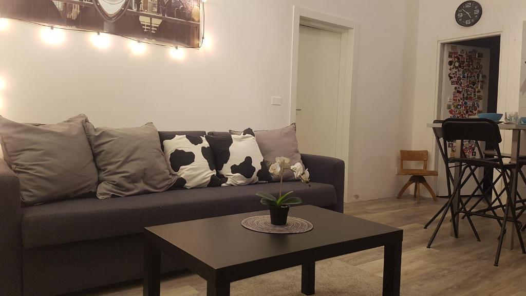 uma sala de estar com um sofá e uma mesa em Il Giardino Home em Lippo di Calderara di Reno