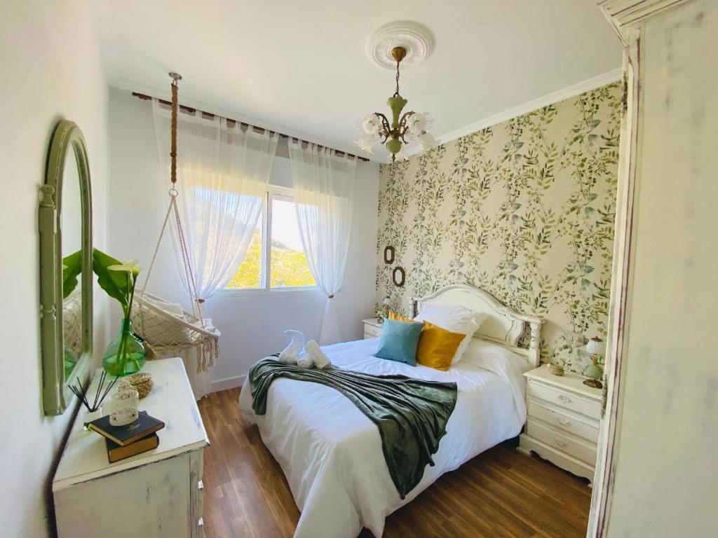 昌塔達的住宿－Bodega Sibeiro，一间卧室配有一张床和镜子
