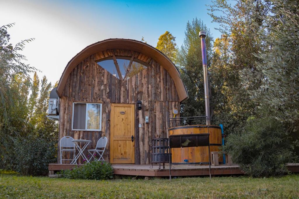 圣费尔南多Agroturismo mapuweñimen的大型小木屋设有门廊