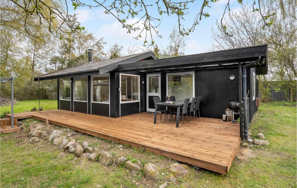 czarny dom z drewnianym tarasem w obiekcie Amazing Home In Tranekr With Jacuzzi w mieście Tranekær