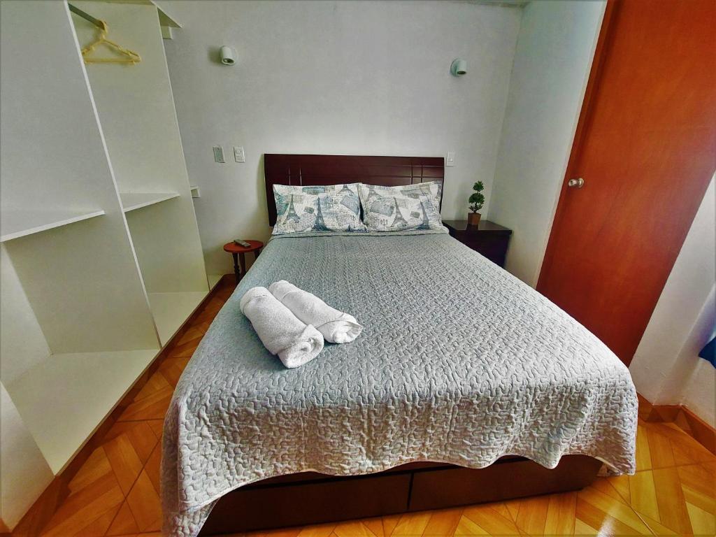 a bedroom with a bed with towels on it at Kasanty House in Paracas