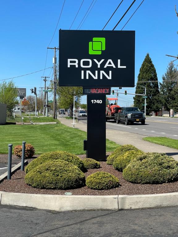 un panneau indiquant une auberge royale dans un parc dans l'établissement Royal Inn Eugene- Airport, à Eugene