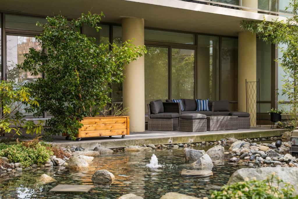 ein Wohnzimmer mit einem Sofa und einem Teich in der Unterkunft Falls Pond Retreat by Iris Properties! in Victoria