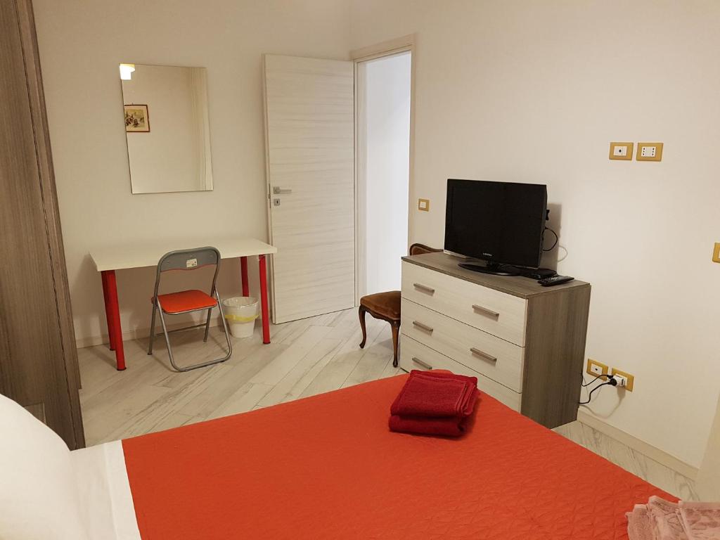 Televízia a/alebo spoločenská miestnosť v ubytovaní Your Comfort Home - Bologna