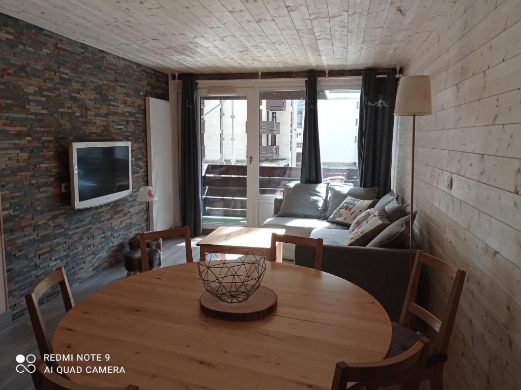 - un salon avec une table et un canapé dans l'établissement Appartement Tignes, 3 pièces, 7 personnes - FR-1-449-60, à Tignes