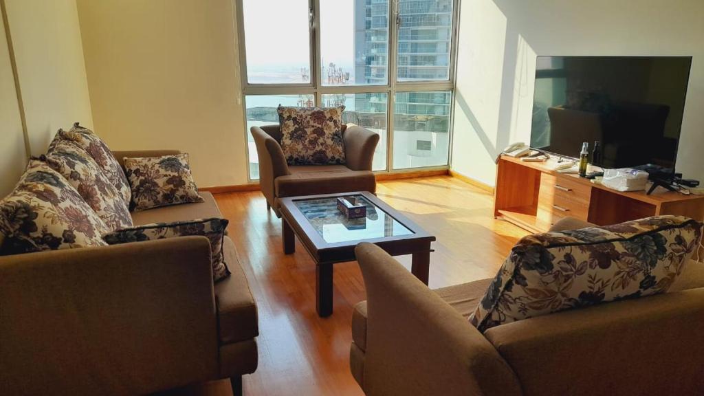 uma sala de estar com dois sofás e uma mesa de centro em LAKNA HOUSE em Colombo