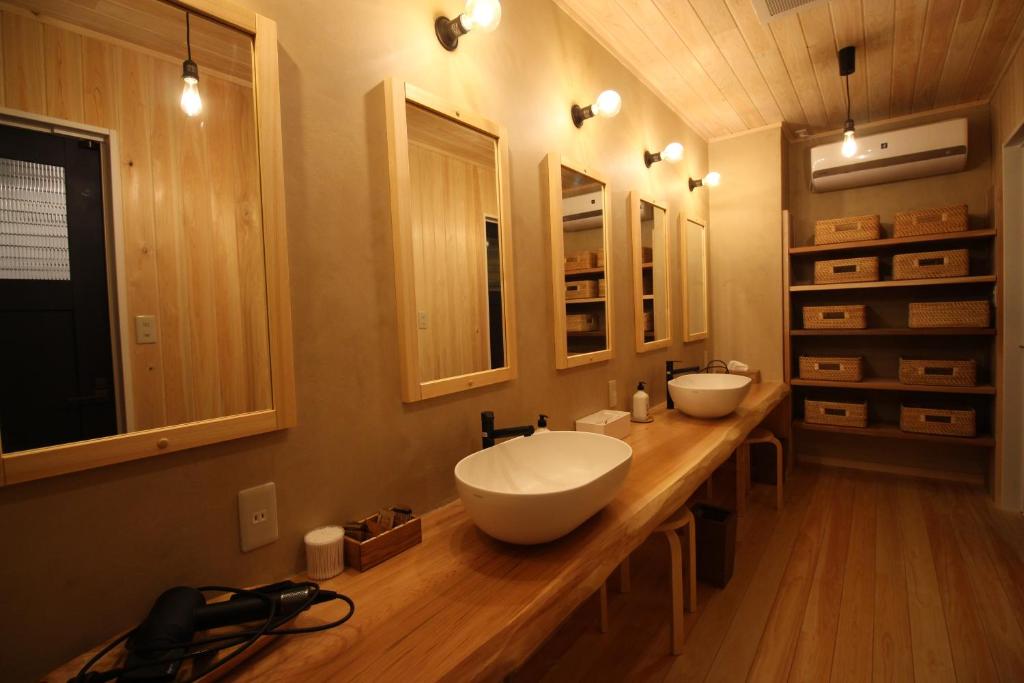 baño con 2 lavabos en una encimera de madera en Roots inawashiro Lake Area, en Sekiwaki