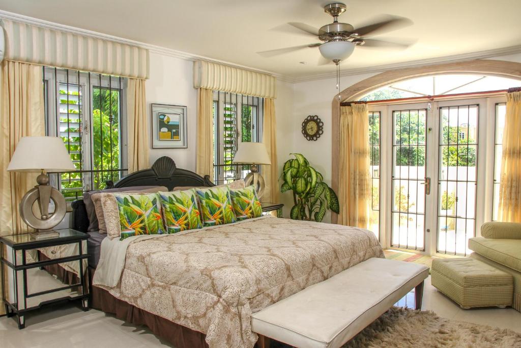 - une chambre avec un lit et un ventilateur de plafond dans l'établissement ZenBreak Bliss Tranquility, à Bridgetown