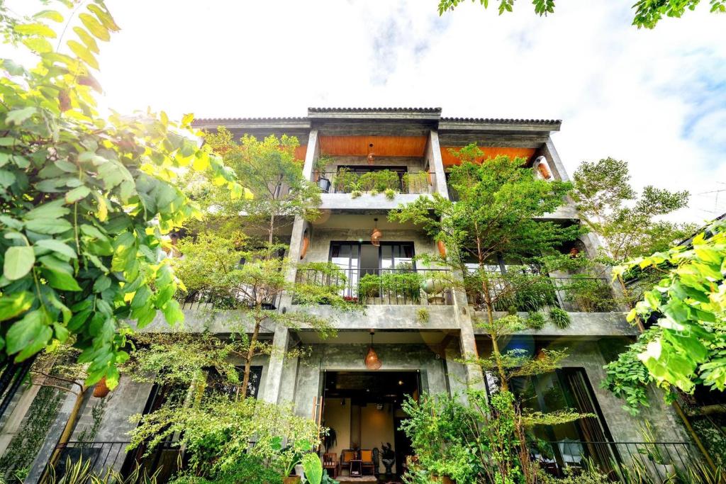 un condominio con piante sul lato di Nam An Mama Villa Hoi An a Hoi An