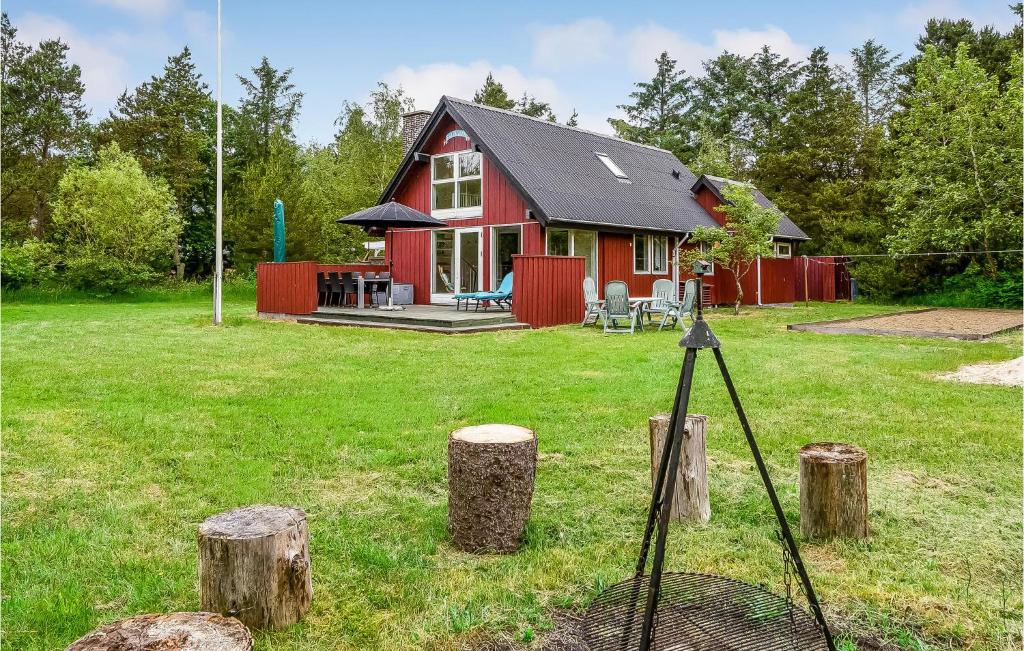 Oksbølにある3 Bedroom Cozy Home In Oksblの庭黒屋根の赤い家