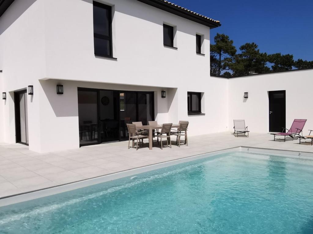 Bazén v ubytovaní Villa 4* avec Piscine, 4 Chambres, Proche Plage - La Tranche-sur-Mer - FR-1-194-259 alebo v jeho blízkosti