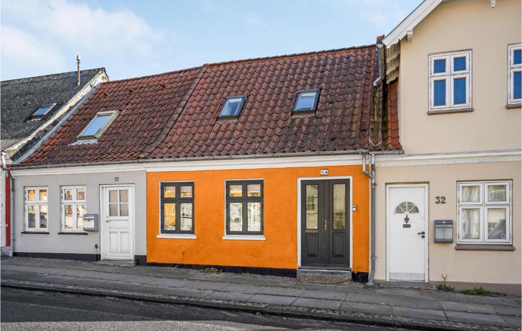 un edificio naranja y blanco en una calle en Beautiful Home In Assens With 2 Bedrooms And Wifi, en Assens