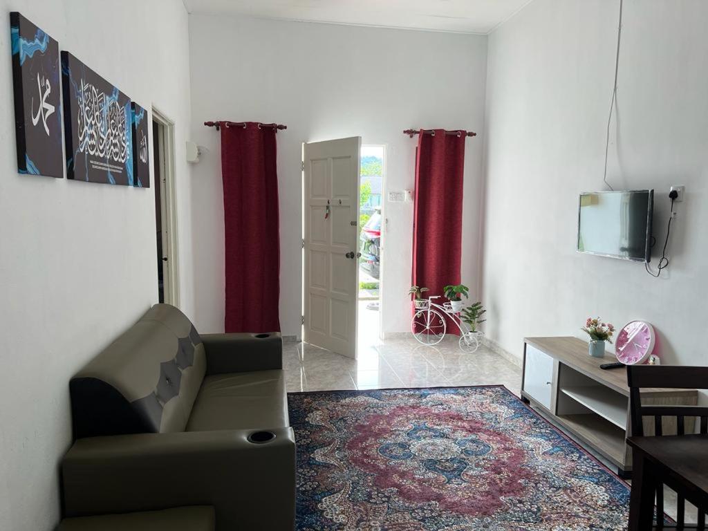 Safiyya Homestay - Three-Bedroom House