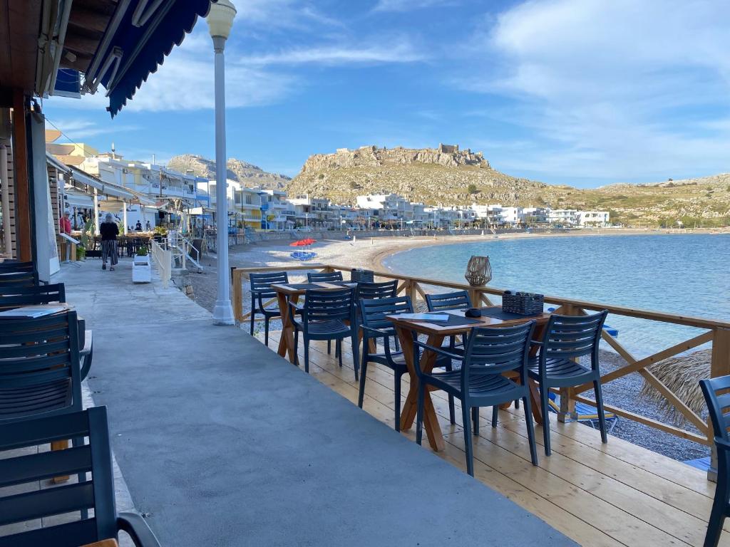 restauracja z krzesłami i stołami oraz plaża w obiekcie VILLA BLANCA w mieście Charaki