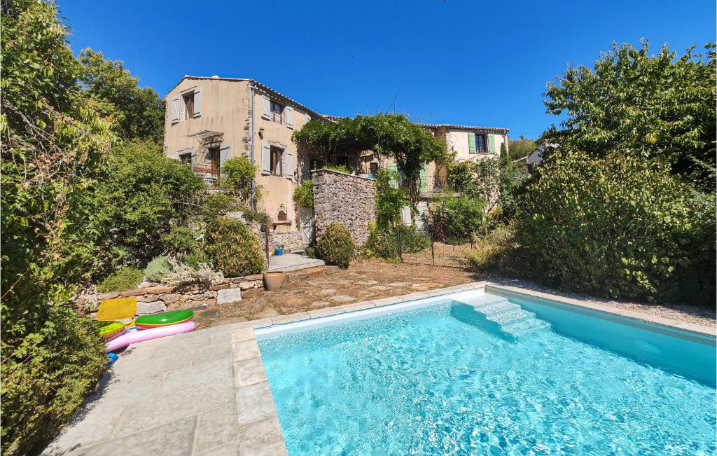 odkryty basen przed budynkiem w obiekcie Beautiful Home In St Maurice Navacelles With Private Swimming Pool, Can Be Inside Or Outside w mieście La Vacquerie-et-Saint-Martin-de-Castries