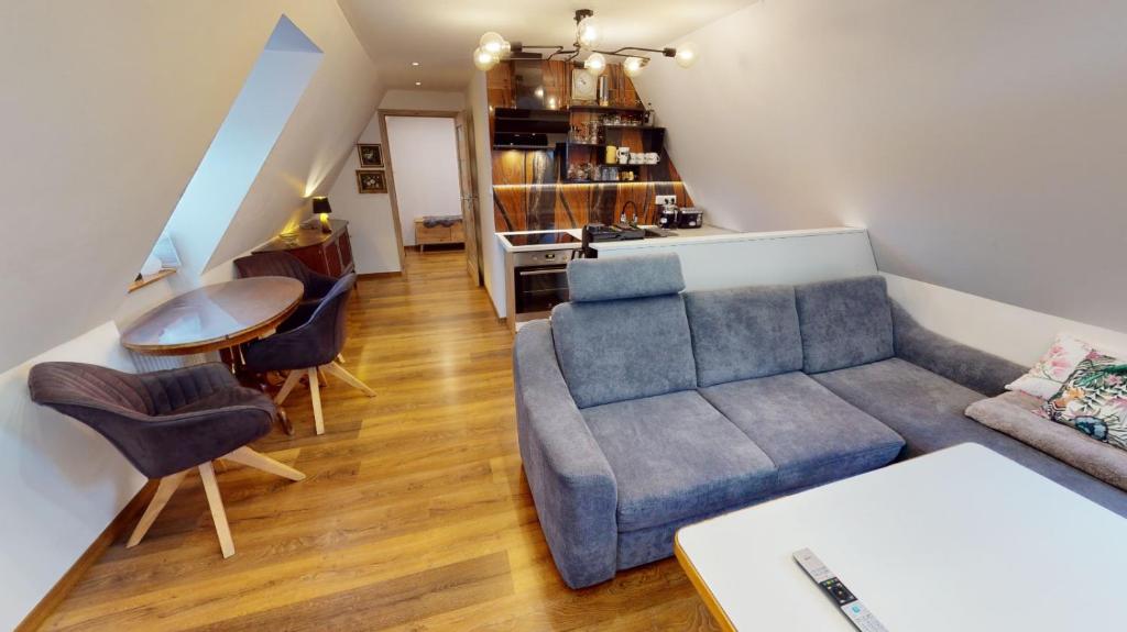 ein Wohnzimmer mit einem Sofa und einem Tisch in der Unterkunft Apartman Ateliér Vary v nově zrekonstruovaném domě in Karlsbad
