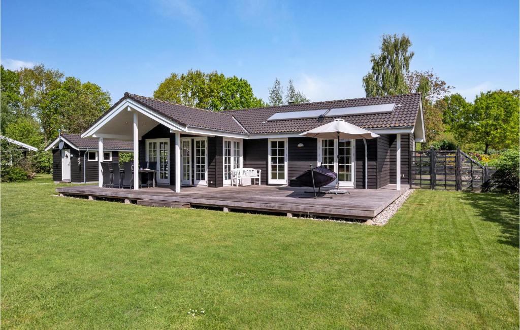 SpodsbjergにあるBeautiful Home In Rudkbing With Wifiの庭に広いデッキがある家
