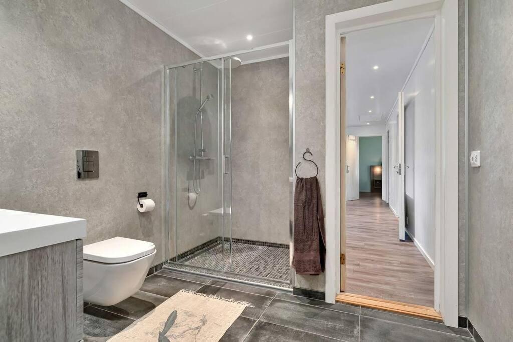 a bathroom with a shower and a toilet at Skjomen Lodge in Elvegård